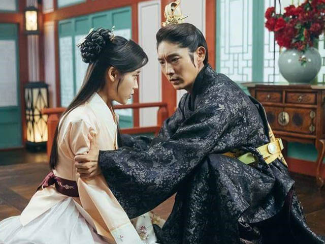 Người tình ánh trăng tập 19: IU buông tay Lee Jun Ki để cưới người khác