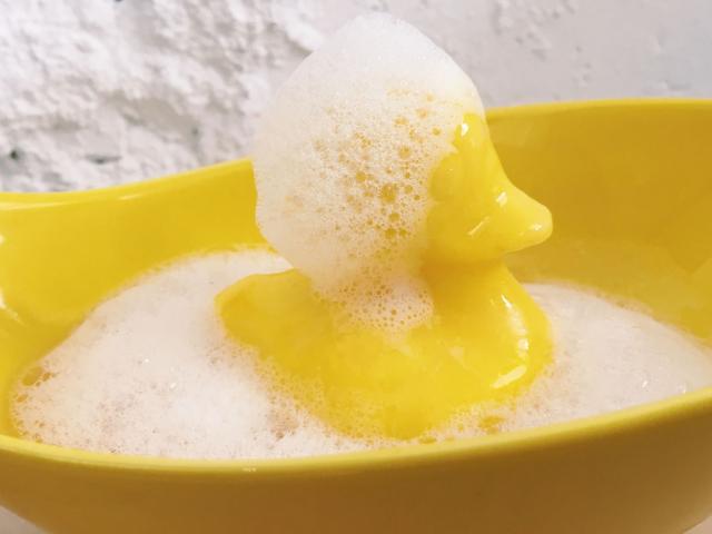 Ít ai ngờ, chú vịt vàng đang “tắm bọt xà phòng” này thực ra là một món ăn