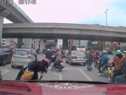 Tin tức - Clip: Mẹ đèo con tạt đầu ô tô bị ngã còn đập cửa la mắng chủ xe