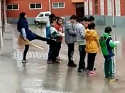 Tin tức - Phẫn nộ cô giáo Trung Quốc đạp học sinh vì không làm bài tập về nhà