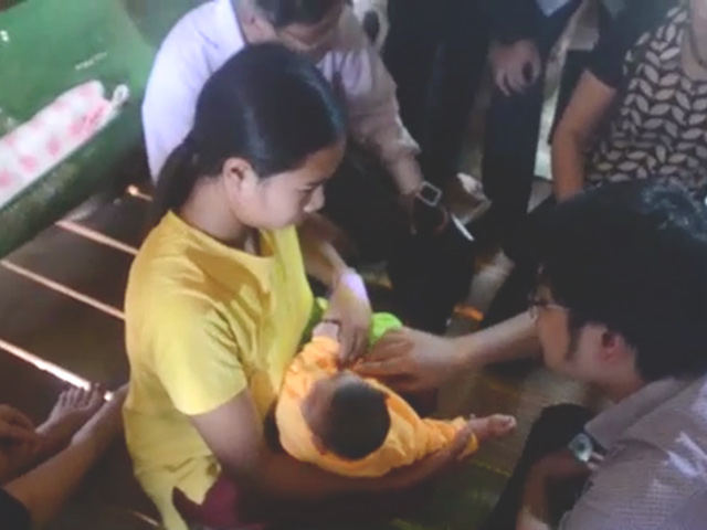 Nỗi niềm người mẹ bị cả dân làng xa lánh khi có con mắc dị tật đầu nhỏ do virus Zika đầu tiên ở Việt Nam