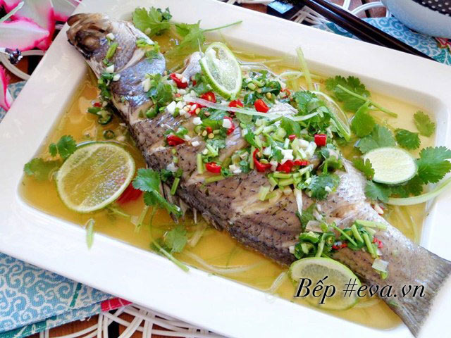 Cá hấp chan nước mắm chanh nóng hổi, ngon tuyệt