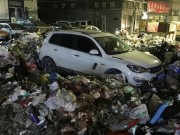 Tin tức - Vội vàng đỗ xe để đi nhậu, người đàn ông hết hồn thấy ô tô ngập trong 10 tấn rác