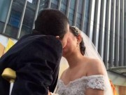 Tin tức - Lễ cưới xúc động: Chú rể cụt chân vẫn nguyện quỳ gối cầu hôn cô dâu