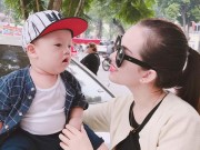 Làng sao - Con trai Ly Kute cười tít siêu đáng yêu bên mẹ trên phố đi bộ