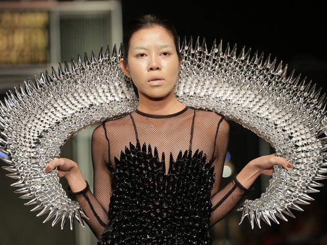 Quán quân Project Runway 2015 ấn tượng với thiết kế viễn tưởng tại VIFW 2016