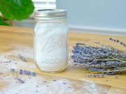 Nhà đẹp - Rắc loại bột này để ga đệm sạch bong, thơm tho như mới