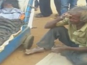 Tin tức - Không có tiền thuê xe cứu thương, cụ ông kiệt sức vì kéo xe đưa thi thể vợ về nhà