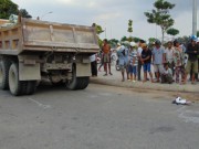 Tin tức - Chị dừng xe nghe điện thoại, em trai bị xe ben cán tử vong