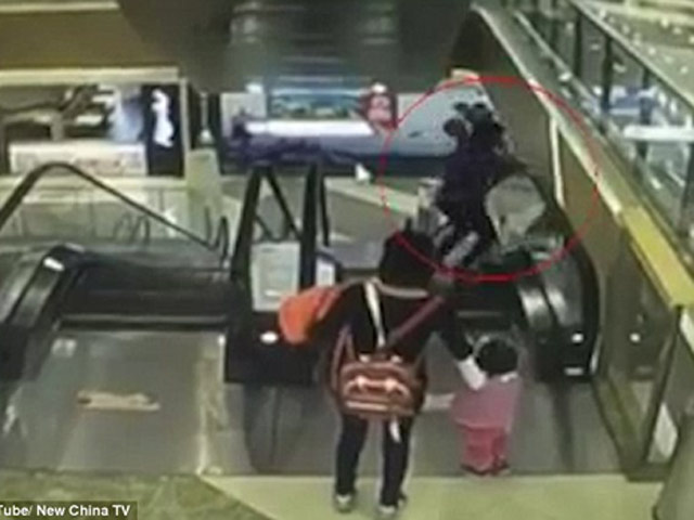 Video sốc: Bà tuột tay làm rơi cháu 4 tháng tuổi từ thang cuốn tầng 3 xuống đất