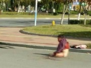 Tin tức - Con trai đánh đập mẹ già giữa đường phố rồi bỏ đi gây phẫn nộ