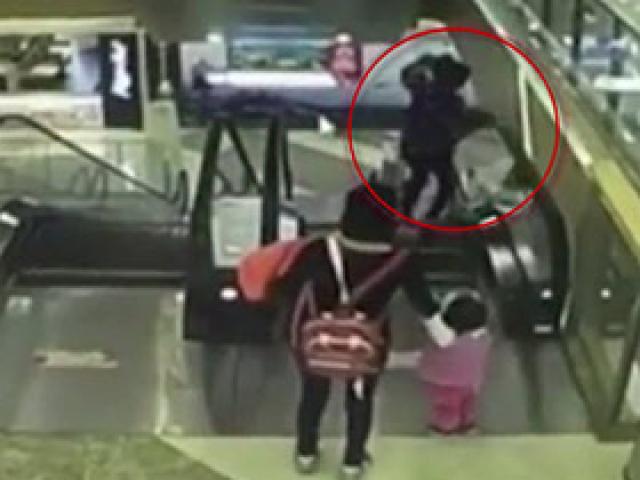 TQ: Bé trai chết thảm vì ngã từ thang cuốn siêu thị