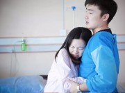 Bà bầu - “Phát hờn” với bộ ảnh đi đẻ của bà mẹ trẻ “làm gì cũng có chồng ở bên”