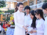 Làng sao - Ngọc Duyên về trường cũ làm từ thiện sau khi đăng quang