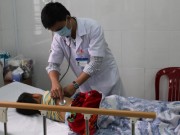 Tin tức - Vụ "Chị chết, em nguy kịch sau khi ăn mì tôm": Lấy mẫu kiểm nghiệm