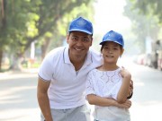 Làng sao - Phan Anh đen nhẻm, sút cân vẫn tươi tắn đưa con gái đi chạy bộ