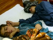 Tin tức - Mắc bệnh lạ, cặp anh em bị liệt khi Mặt trời lặn