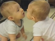 Clip Eva - Video: Phản ứng hài hước của bé khi lần đầu soi gương