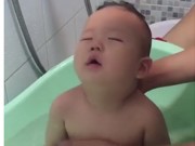 Clip Eva - Em bé vừa tắm vừa ngủ gật khiến người xem phì cười vì đáng yêu