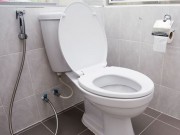 Nhà đẹp - Người mẹ dùng nước ngọt để tẩy bồn cầu và kết quả thật bất ngờ