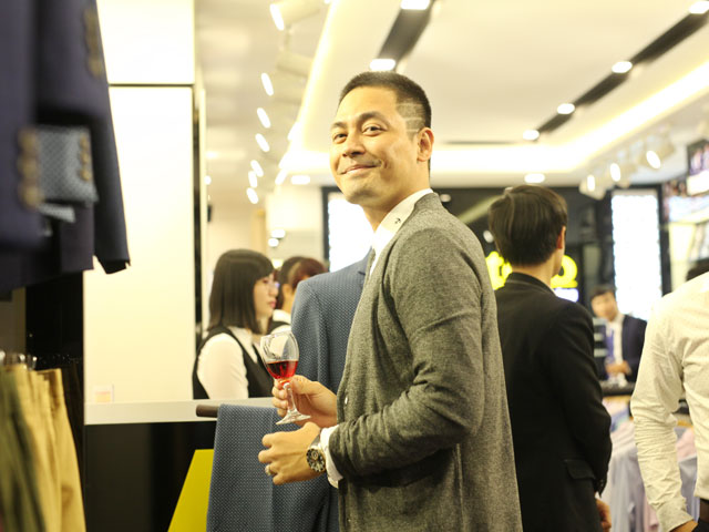 Giữa ồn ào từ thiện, MC Phan Anh vẫn tươi cười tới chúc mừng MC Việt Tú