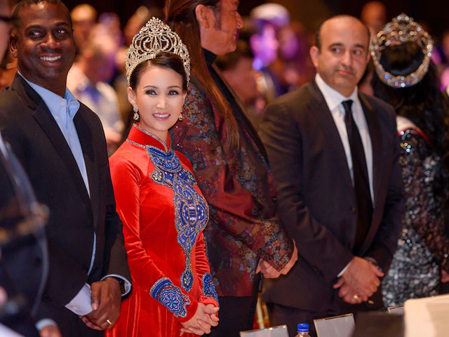 HH Sương Đặng nhỏ nhắn giữa dàn giám khảo nước ngoài