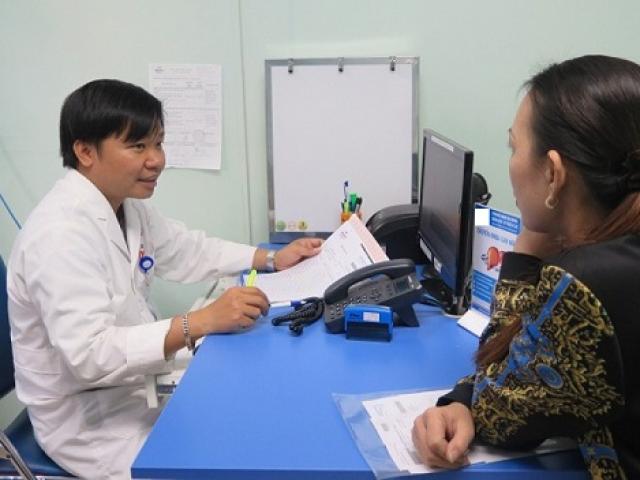 Bé 9 tuổi nhập viện vì sai lầm của bố khi cho con súc miệng bằng nước muối