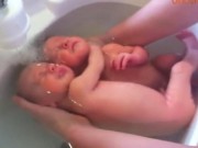 Clip Eva - Biểu cảm cực thỏa mãn của em bé sơ sinh lần đầu được tắm