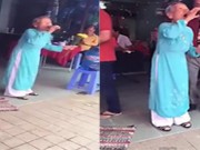 Clip Eva - Cụ bà 82 tuổi hát cực sung tặng đám cưới cháu