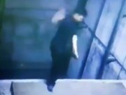 Clip Eva - Sảy chân ngã xuống thang máy không có cabin, công nhân tử vong