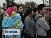 Tin tức - Chồng bế con thơ, vợ xếp hàng săn vé đội tuyển Việt Nam