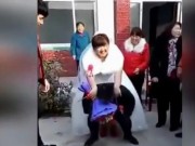 Tin tức - Chú rể suýt gãy lưng vì cõng cô dâu 'quá béo' trong ngày cưới