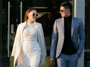 Làng sao - "Trai hai con" Bình Minh đắm say nắm chặt tay Trang Nhung trên phố