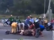 Tin tức - Ngán ngẩm chuyện "hôi của": trâu bị tai nạn chết giữa đường, dân xúm vào xẻ thịt mang về nhà