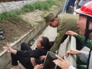 Tin tức - Vợ khóc ngất bên thi thể của chồng sau khi bị tàu hỏa kéo lê