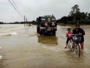 Tin tức - Đang rước dâu gặp nước lũ, chú rể bắc thang rước cô dâu lên xe ben đưa về nhà