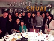 Làng sao - Huỳnh Hiểu Minh vắng nhà, Angelababy được mẹ chồng "tháp tùng" đi sinh nhật bạn
