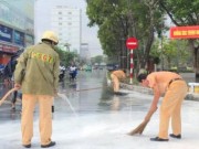 Tin tức - CSGT dầm mưa giúp người dân quét sơn bị đổ ra đường