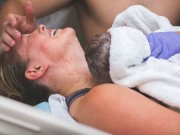Bà bầu - Vào phòng tắm thư giãn, mẹ gây sốc khi chỉ vài phút sau đã đẻ xong
