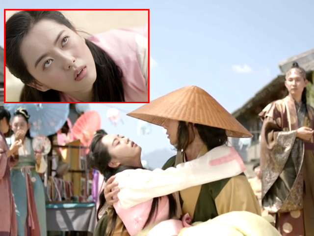 Hwarang tập 1: Go Ara say xỉn, ôm chân kéo quần trai đẹp giữa phố
