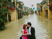 Làm vợ - Giữa Hội An mênh mông nước lũ, cặp đôi này vẫn có một bộ ảnh cưới để đời