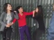 Tin tức - Vụ đánh ghen "hài nhất quả đất", hai mẹ con thua cuộc vì tình địch quá khỏe