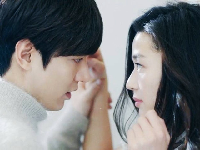 Huyền thoại biển xanh tập 12: Lee Min Ho kịp thời giải cứu Jeon Ji Hyun vào phút chót