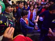 Ngày mới - Đêm Noel, cô gái bị bỏng tay vì nổ bóng bay