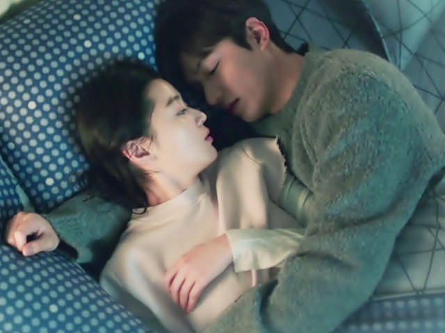 Huyền thoại biển xanh: Jeon Ji Hyun sung sướng ngủ trong vòng tay Lee Min Ho