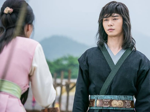 Hwarang tập 4: Vừa thoát chết, anh hờ của Go Ara đột ngột lên chức