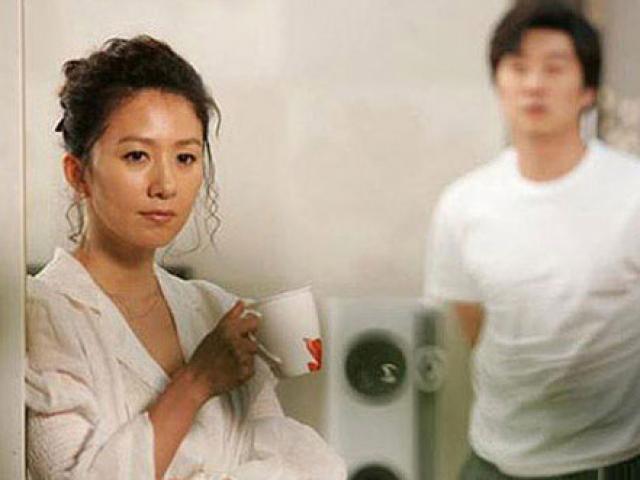 Suýt ngất khi nhìn thấy bảng lương khủng của vợ giấu bấy lâu nay