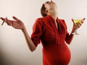 Sức khỏe - Mẹ hút hoặc hít khói thuốc lá, thai nhi dễ bị tổn thương thận