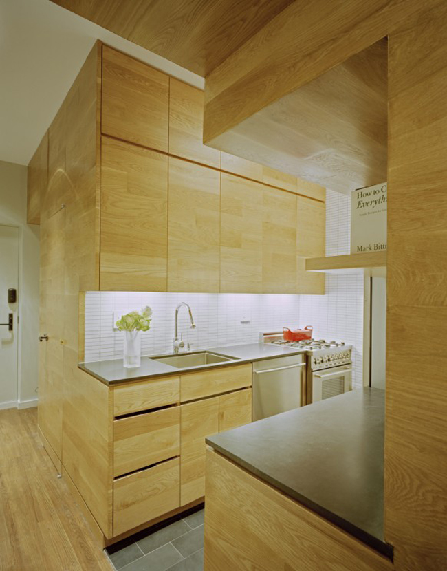 Không gian bếp nhỏ nhưng vẫn đủ để chủ nhà nấu những bữa ăn thật ngon. Bên trên là kệ tủ gỗ.