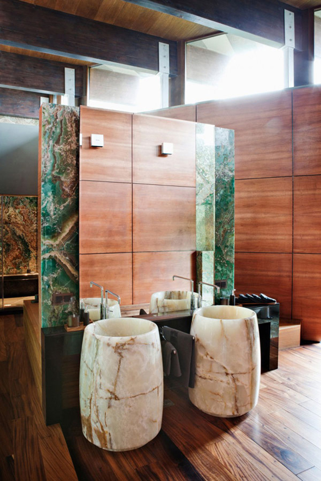 Khó có thể bỏ qua không gian phòng tắm: xa xỉ với những chiếc chum đá cùng hệ thống nội thất gỗ tinh tế.